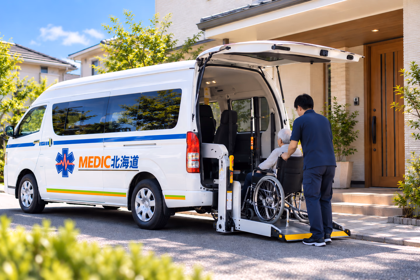 病院から自宅への退院搬送を表現した民間救急車のイメージ