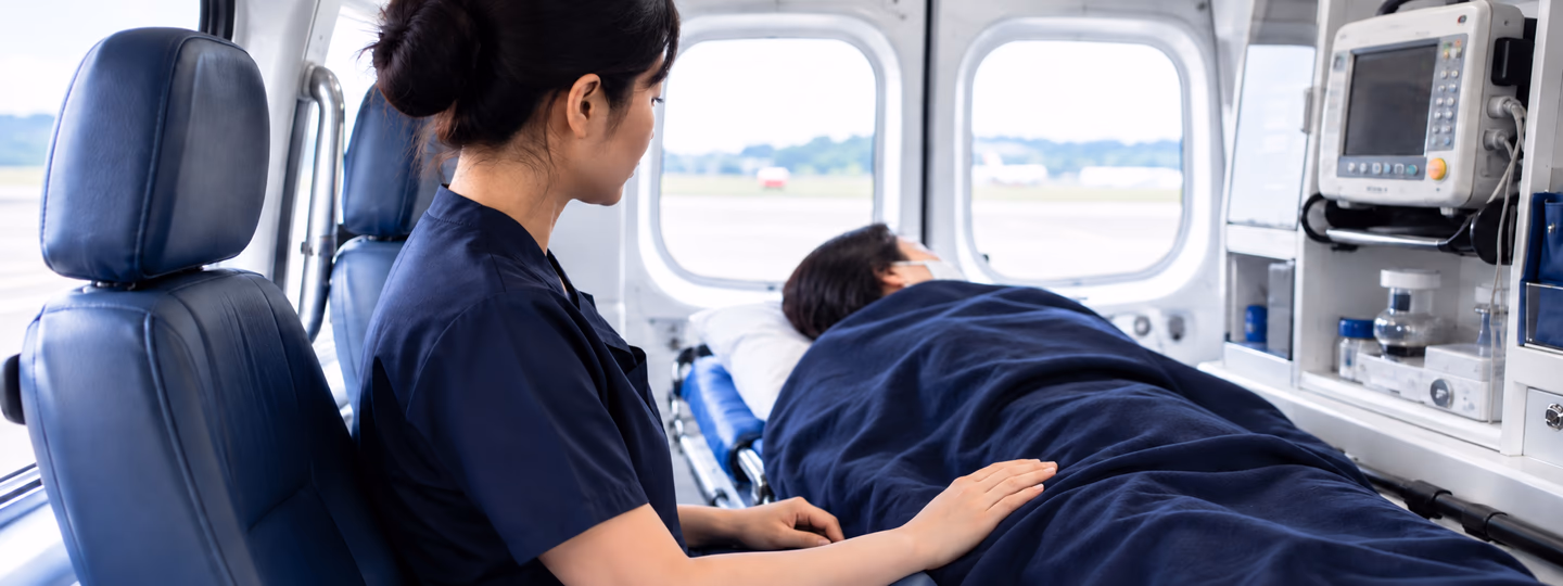 医療資格者が搬送中の患者さまを見守る同乗搬送のイメージ